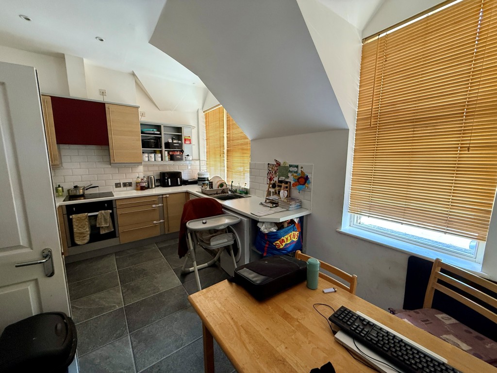 Lot: 113 - SIX FLATS FOR INVESTMENT - James House Flat 4 Kitchen